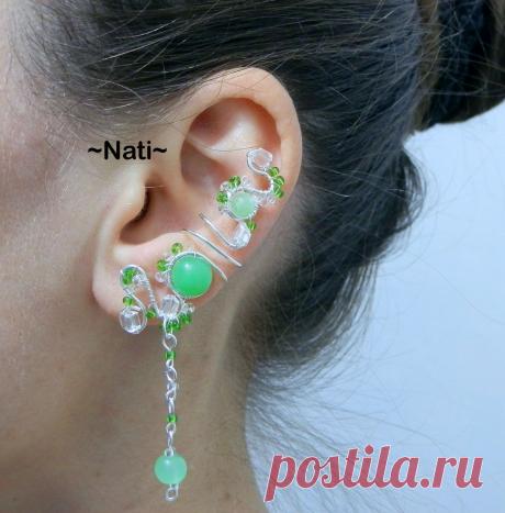 Красивый кафф приятного зелёного оттенка.
Для создания использована проволока с посеребрением, бусины натурального нефрита и чешский бисер.