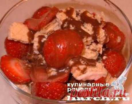 Десерт из клубники с вафлями “Кофейная феерия”