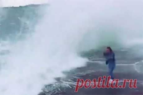 Мощная волна едва не смыла россиянку с пирса в Крыму и попала на видео. В Севастополе россиянку едва не смыло в море с пирса мощной волной. Инцидент попал на видео. На кадрах видно, как девушка идет навстречу огромной волне, которая бьется о пирс и с большой высоты обрушивается на набережную, заливая ее водой. Отмечалось, что, вероятно, россиянка не ожидала такой ситуации.