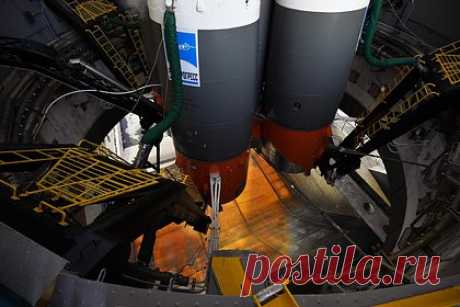 Россия запустила «Союз-2.1в» с военным спутником. Воздушно-космические силы России провели пуск ракеты-носителя легкого класса «Союз-2.1в» с военным спутником с космодрома Плесецк, сообщили в Минобороны России. Ракета стартовала в 10 часов 3 минуты. Российские военные спутники могут осуществлять съемку различных регионов Земли и военных объектов.