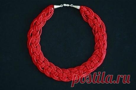 У нас получилось чудестное, нарядное колье.
Материалы: шелковая нить длинной 30-45 см, бисер 1000шт.(цветной), застежка- крепление 2 изделия.