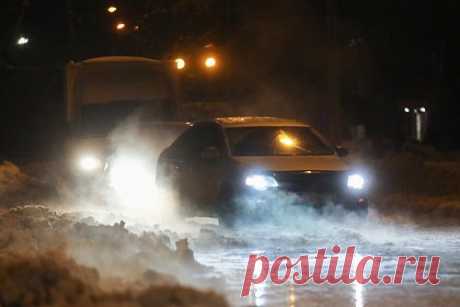 В российском городе случился транспортный коллапс из-за неожиданного снега. Из-за осадков в Нижнем Новгороде и области тысячи человек оказались без электричества, была остановлена работа аэропорта, а на путях встали поезда. Местные жители сообщали о проблемах с интернетом и мобильной связью. Из-за ветра были повалены деревья и повреждены автомобили.