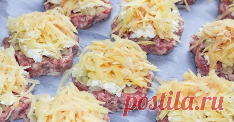 Что сделать из половины килограмма фарша и сырого картофеля Когда обычные котлеты уже надоели, да и мясного фарша осталось совсем немного — я чищу 4 картофелины, несколько луковиц и достаю из холодильника сыр и майонез, чтобы приготовить это блюдо.