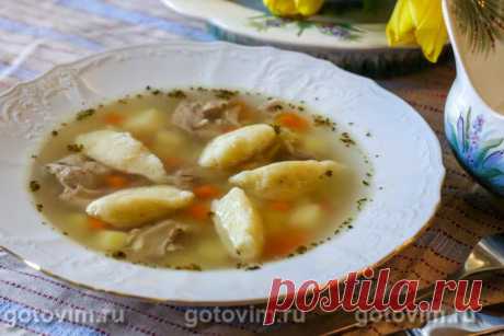 Куриный суп с клецками из манки. Рецепт с фото Традиционный куриный суп для разнообразия можно приготовить с манными клецками, рецепт которых подробно описан a href=https:www.gotovim.rusbsklezkymannie.shtmlздесьa. Если хотите, чтобы бульон остался прозрачным, то в суп положите уже готовые клецки, сваренные отдельно. Хотя делать это совсем не обязательно.