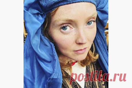 Модель обругали за фото в мусульманской одежде на фоне событий в Афганистане. Британская модель и актриса Лили Коул поделилась снимками в мусульманской одежде и подверглась критике в соцсетях. Манекенщица опубликовала фотографии, на которых она запечатлена в бурке. Пользователи сети обругали ее за такой пост. По их мнению, публиковать фото в бурке неприемлемо на фоне происходящего в Афганистане.