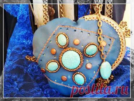 Такой вот получился кошелёчек) Материал - натуральная кожа турецкого производства. Подкладка (внутренняя часть кошелёчка) - креп-атлас цвета свежей травки. Камушки - бирюза, отстрочка - шелковая нить, рыжего цвета, двойной скрутки (прочно и надёжно!). Одевается на руку. Длина (высота) сумочки - 14 см., ширина (в самом широком месте, середина) - 14 см. 
Эксклюзивная работа ждёт свою хозяйку! Стоимость готовой работы (именно этого кошелька) - 3000 тг.