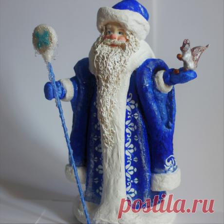 Дед Мороз из ваты относится к подставочным фигурам елочного ассортимента. Подставочными они называются, потому что укреплялись на деревянной подставке и устанавливались обычно под елкой.