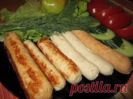 Сосиски в магазине больше не покупаю. Домашние куриные сосиски намного вкуснее Дети съедают по несколько штук за раз!
Ингредиенты:Куриное филе — 500 гЯйцо — 1 шт.Масло сливочное — 50 гМолоко — 100 млСоль — по вкусуПерец черный молотый — 2 щепоткиПаприка молотая — 0,5 ч. л.Кориандр — 0,5 ч. лПриготовление:
Подготовьте продукты для сосисок. Вымойте тщательно мясо.Порежьте мясо на кусочки и пропустите через мясорубку или измельчитель. В процессе добавьте кусочек масла и продолжите перемешивание мяс