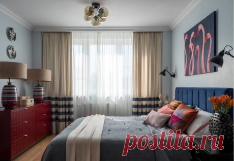 Спальня в стиле фьюжн с синими стенами и фламинго!
