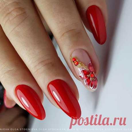Красный маникюр со стразами