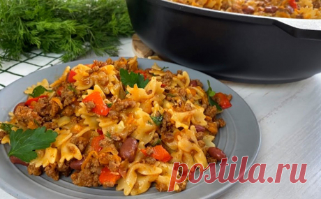 Вместо простой варки макарон тушим их на сковороде поверх мяса. Вкус пропитывает тесто насквозь