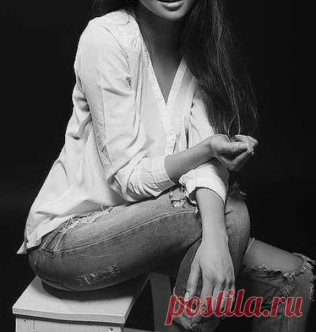 Лада Бутрина
И падал в ночь прозрачным покрывалом
Закат печально с плеч немого дня,
Молчать хотелось от того,
как мало
Того, что здесь зависит от меня...