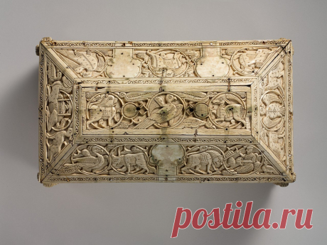 Ларец Моргана – средневековый ларец из Южной Италии, вероятно, из нормандской Сицилии. Изготовлен из резной слоновой кости на деревянном каркасе и датируется XI–XII веками н.э. Он был передан в дар нью-йоркскому Метрополитен-музею наследниками Дж. П. Моргана в 1917 году.