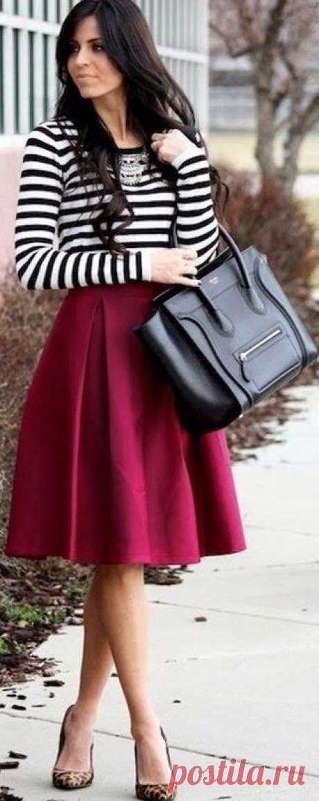 Образы с юбками миди в винных оттенках.