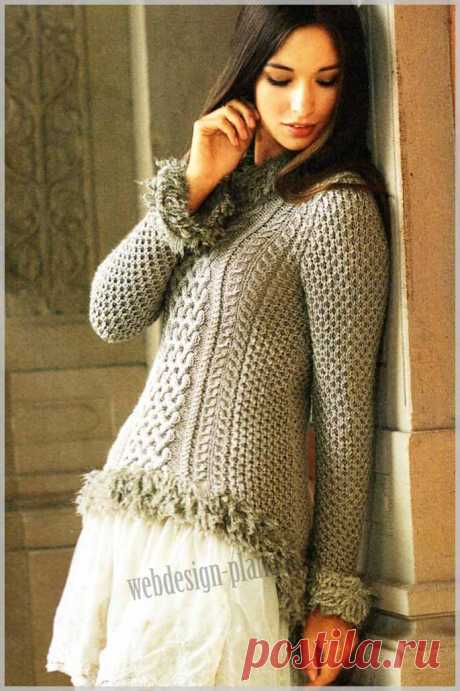 Бежевый узорчатый женский пуловер спицами Благородная пряжа из мериносовой шерсти и шелка создает мягкое мерцание на вязаном полотне, а бахрома из длинных петель придает пуловеру модный вид.
