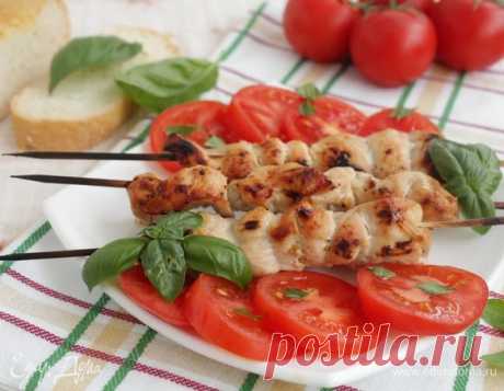 Куриные шашлычки в соусе наршараб. Ингредиенты: куриное филе, соус наршараб, лук красный