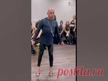 他是國際小姐、世界小姐、環球小姐的專業儀態導師,被譽為形體藝術大師、國際超模教父,一個令女人更有女人味的男人。