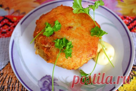 Драники с сюрпризом "Колдуны" Говорят же, что из картофеля можно приготовить 77 блюд. Картофель присутствует на столе практически в каждой семье. И чего только не готовят из него. Корейцы готовят его по-корейски, белорусы по-белор…
