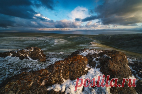 Выглянувшее из-за туч закатное солнце освещает берег озера Сон-Куль, Нарынская область, Кыргызстан. Автор кадра - Алексей Оборотов: Сладких снов.