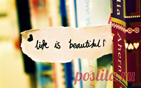 Как бы жизнь не сложилась -
уникальна она!
Для души, что вселилась,
чем-то очень важна...
Пусть, её оболочка
не всегда эталон...
Не поставлена точка?
Значит допуск продлён!
Будь всегда благодарен,
породившим, любя,
ибо мир, что подарен,
мог бы быть без тебя...