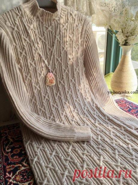 Платье спицами рельефными узорами.
