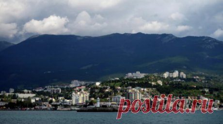 В Крыму ввели временный запрет на трудоустройство иностранцев в ряде сфер. Глава Крыма Сергей Аксёнов сообщил, что подписал указ о запрете на шесть месяцев предоставлять работу на основе патентов иностранным гражданам по 35 видам экономической деятельности в регионе. Читать далее