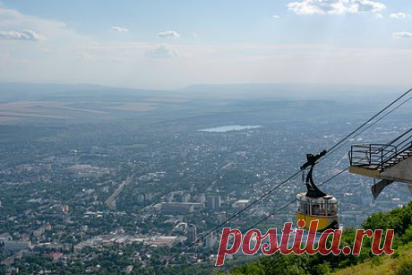 В российском регионе произошло землетрясение. В районе Пятигорска зафиксировали землетрясение. По данным центра, подземные толчки магнитудой 4,3 произошли в 17:03 в понедельник, 1 апреля, в 99 километрах к северо-востоку от Пятигорска. Толчки ощущались на глубине 15 километров. Информации о разрушениях и пострадавших нет.