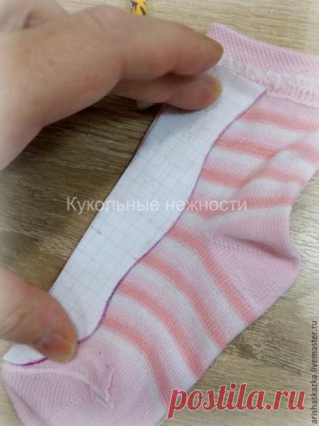 Шьем чулочки для куклы.
Мстер класс от Ирины (Ариша Сказка)
https://www.livemaster.ru/topic/2036727-shem-chulochki..