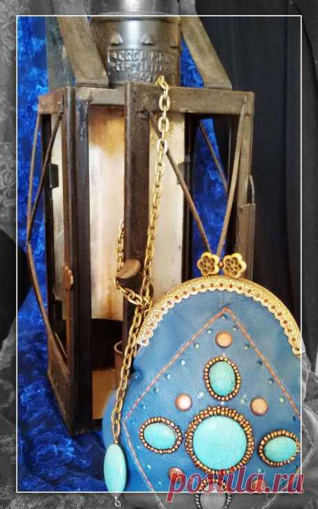 Такой вот получился кошелёчек) Материал - натуральная кожа турецкого производства. Подкладка (внутренняя часть кошелёчка) - креп-атлас цвета свежей травки. Камушки - бирюза, отстрочка - шелковая нить, рыжего цвета, двойной скрутки (прочно и надёжно!). Одевается на руку. Длина (высота) сумочки - 14 см., ширина (в самом широком месте, середина) - 14 см. 
Эксклюзивная работа ждёт свою хозяйку! Стоимость готовой работы (именно этого кошелька) - 3000 тг.