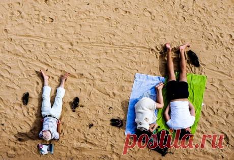 Эксперты подсчитали «пляжную плотность» в разных городах России. Лидерский показатель составил 22 человека на 1 кв. метр пляжной зоны – догадаетесь, кто разделил первое место?