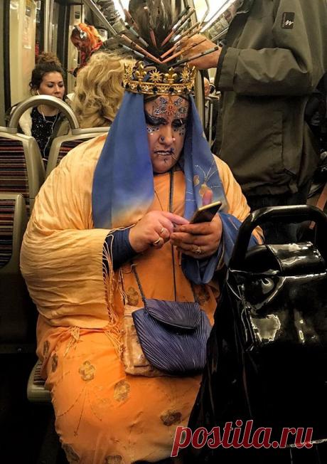 25 странных пассажиров метро, на которых вам захочется взглянуть дважды
