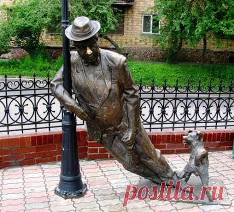 В Красноярске на улице декабристов есть очень колоритный памятник. Официально эта скульптурная композиция называется “Мужчина с собачкой”, но местные жители подобрали для нее более точное название - “Дядя Вася-пьяница”: по-другому бронзового доходягу, едва держащегося за фонарный столб, и не окрестишь.
