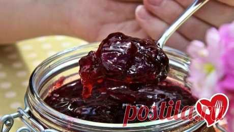 Вишня в желе - Очень вкусно и красиво! 🏻
Хозяюшкам на заметку.
Ингредиенты:
Вишня свежая — 1 кг;
Сахар — 700 г;
Вода кипячёная холодная — 100 мл;
Желатин — 25 г;
Приготовление:
Вишню следует перебрать, промыть водой и удалить косточки.
Сложить в глубокую миску.
Насыпать сверху сахар и оставить вишню на 5-6 часов.
Можно аккуратно перемешать вишню, но я не стала этого делать,
лишь немного встряхнула миску.
В холодную кипячёную воду высыпать желатин.
Миску с вишней постави...
