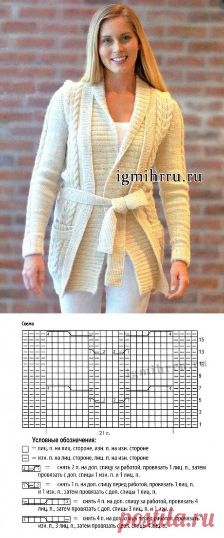 Белый теплый кардиган из шерсти альпака с узором из кос. Вязание спицами