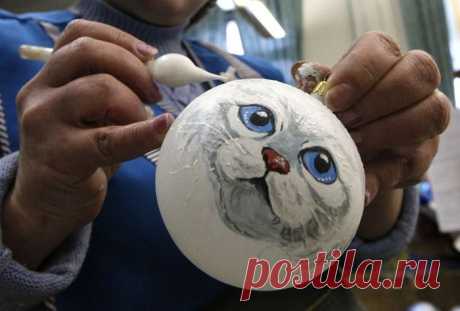 Как делаются ёлочные игрушки... (8 фото) Уже совсем скоро Новый год. И по всему миру люди начинают украшать дом к празднику. Но центром празднества, конечно является Новогодняя Ёлка. Стеклянные