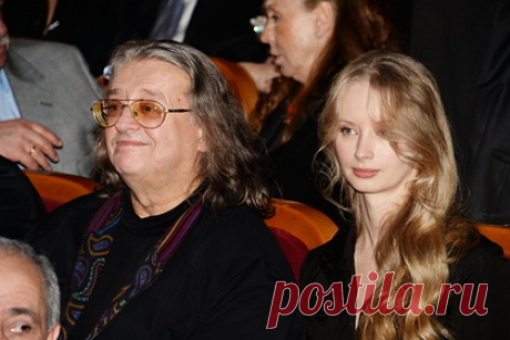 Адвокат уличил вдову Градского в организации постановочного ограбления. Российский адвокат Дмитрий Чипчиу заявил, что вдова Александра Градского Марина Коташенко подстроила свое ограбление. Инцидент произошел на трассе в Наро-Фоминске. Трое мужчин сымитировали ДТП, затем вооруженные злоумышленники подсели в автомобиль к женщине. Они заставили ее отдать все деньги.