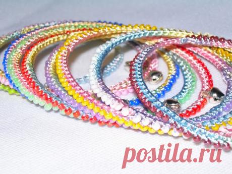 Браслет крючком из ниток и бисера