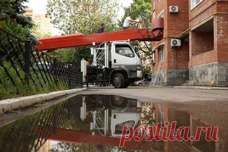 Россиян из дома с взорвавшимся газом попросили вернуться в полуразбитые квартиры. В Краснодаре жильцов многоэтажного дома, где в мае взорвался газ, попросили вернуться в полуразбитые квартиры. Полгода назад администрация расселила россиян и пообещала провести в здании ремонт. Однако сроки постоянно оттягивались, и работы не были доведены до конца. После жильцов призвали съехать из гостиниц.