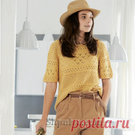 Летний пуловер с короткими рукавами связан спицами миксом ажурных узоров из шелка с шерстью кукурузно-желтого цвета.