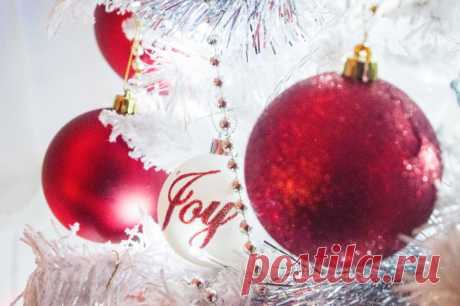 Рецепты на Новый 2018 год Каждый год 31 декабря превращается для всех женщин планеты в настоящую головную боль, ведь необходимо приготовить килограммы салатов, гарниров и закусок, причем так, чтобы все эти блюда пришлись по вкусу символу наступающего года. На этот раз оценивать кулинарные таланты кухонных кудесниц будет Желт