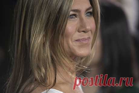 53-летняя Дженнифер Энистон показала лицо без макияжа на фото из ванной. Американская актриса и продюсер Дженнифер Энистон показала внешность без макияжа на новой фотографии в социальной сети. 53-летняя звезда сериала «Друзья» поделилась постом, в котором показала способ уложить кудрявые волосы. Энистон позировала перед камерой в белом полотенце без мейкапа на лице.