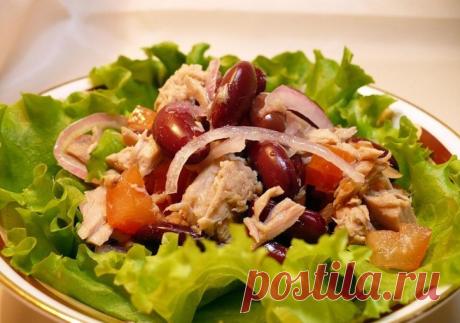 Салат с красной консервированной фасолью и курицей