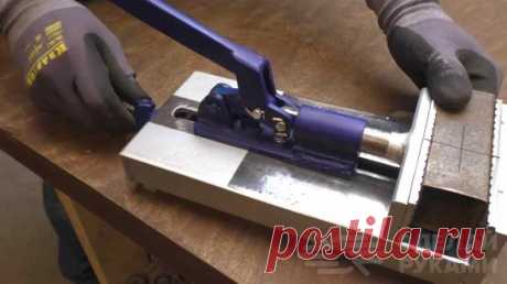 Универсальные быстрозажимные тиски для слесарных работ Хорошие тиски для слесарных работ можно изготовить своими руками из обрезков металла, которые часто валяются без дела в гараже и мастерской.Причем в