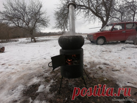 Небольшая печь под чугун/котелок из канистры (можно использовать как гриль) Всем привет, кто держит собак и живет в загородном доме знает, что им нужно готовить. Я своим варю ячневую кашу, изредка кукурузную или пшеничную крупу. Газа у нас в деревне нет, а домашние дровяные плиты заменил котел с радиаторами отопления. Собственно, эту печь я наскорую сделал для готовки