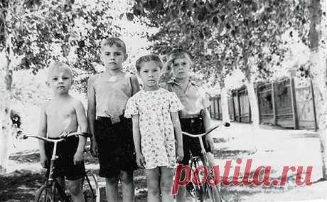 "Предметы эпохи" "Предметы эпохи"
ОДЕЖДА нашего ДЕТСТВА.
Детей дошкольного возраста периода «тогда» и «сейчас» кроме всего прочего, отличает - ОДЕЖДА. По ней на фотографии сразу можно понять в какие годы проходило детство. Суть даже не в том, что кое-что из одежды было в дефиците, а в самом подходе. Почему-то детей раньше одевали часто странно, комбинируя совершенно несочетаемые вещи. Например, шорты с теплыми колготками и сандалиями. Или лёгкое платье и колготки, а в придачу ещё и куртка.