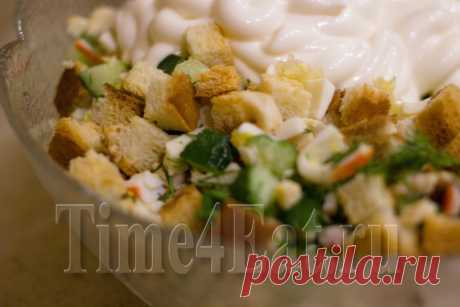 Салат с курицей, крабовыми палочками и сухариками | Пора перекусить!