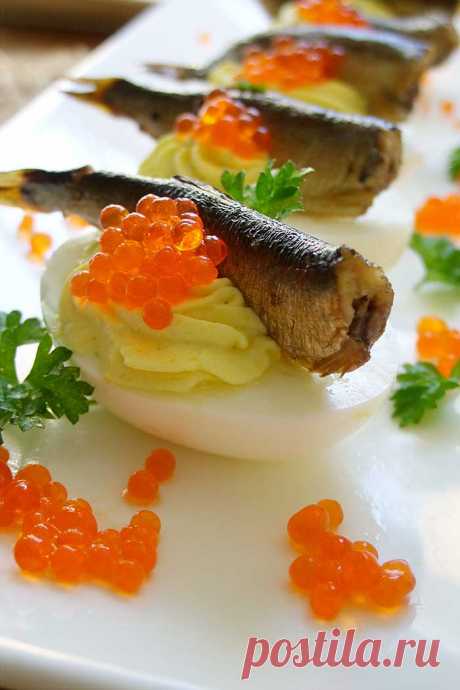 Фаршированные яйца со шпротами и красной икрой.