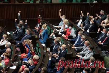 Сейм Польши поддержал резолюцию о членстве Украины в НАТО. Депутаты польского сейма (нижняя палата парламента Польши) одобрили резолюцию о вступлении Украины к НАТО. Отмечается, что на сегодняшний день Украина отстаивает не только свою государственность, а также и общие ценности, такие как демократия и порядок, основанные на международном праве.