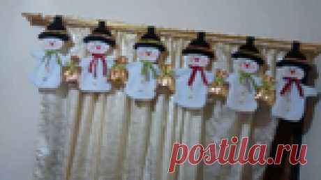 Текстильная подвеска из снеговиков