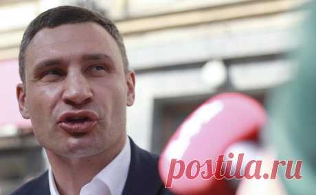 Кличко отреагировал на слова Зеленского о «нокауте» из-за укрытий в Киеве. Зеленский, комментируя гибель людей, которые не попали в закрытое бомбоубежище в Киеве, заявил, что местные власти должны «включать голову» и ответственность понесут все. Кличко отметил, что глав районов города назначает президент